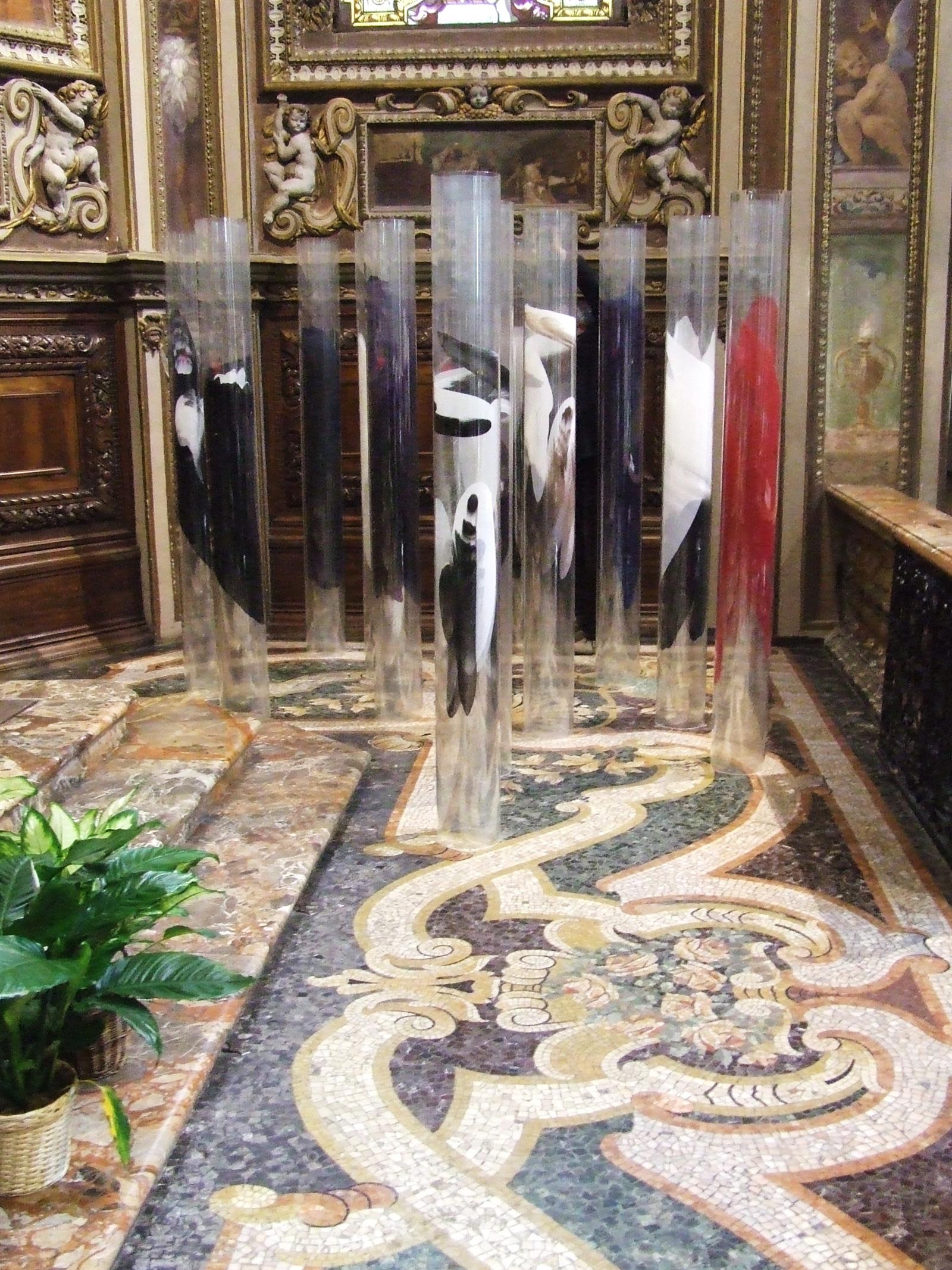 Colore Martire - Basilica di San Vittore, Varese | 2008 | 12 x (200 x 20) | polifoil policromo in 12 colonne di metacrilato